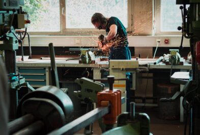 Nie studia, a fach. Elektryk zarobi nawet 26 tys. zł netto miesięcznie